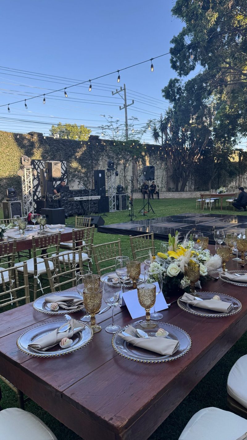 Montaje de boda en jardín con sillas doradas y mesas vestidas, montaje de Aura Event Planner